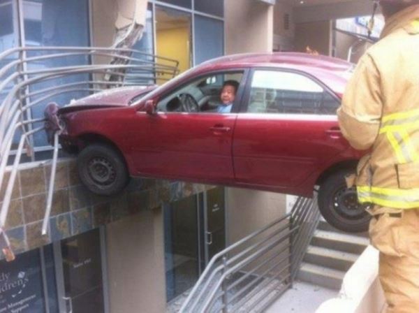 Автомобильные аварии, которые не поддаются логике… и законам физики (15 фото)
