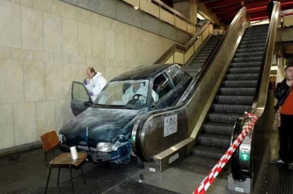 Автомобильные аварии, которые не поддаются логике… и законам физики (15 фото)