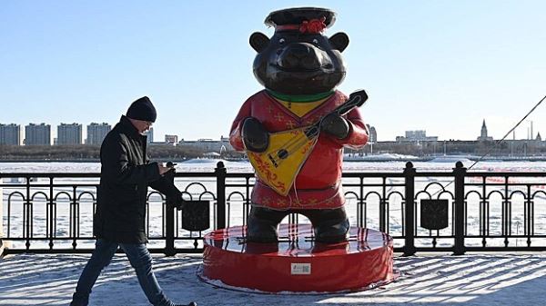 «Теперь понимаю, почему их боится НАТО». Иностранцы засматриваются мемами о жизни в России. Что удивляет их больше всего?